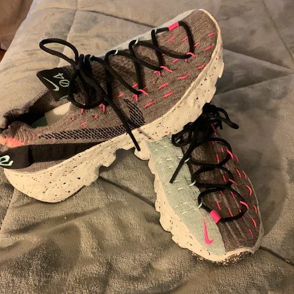 Super cute and comfy stretchy Nike - Picture 2 of 6